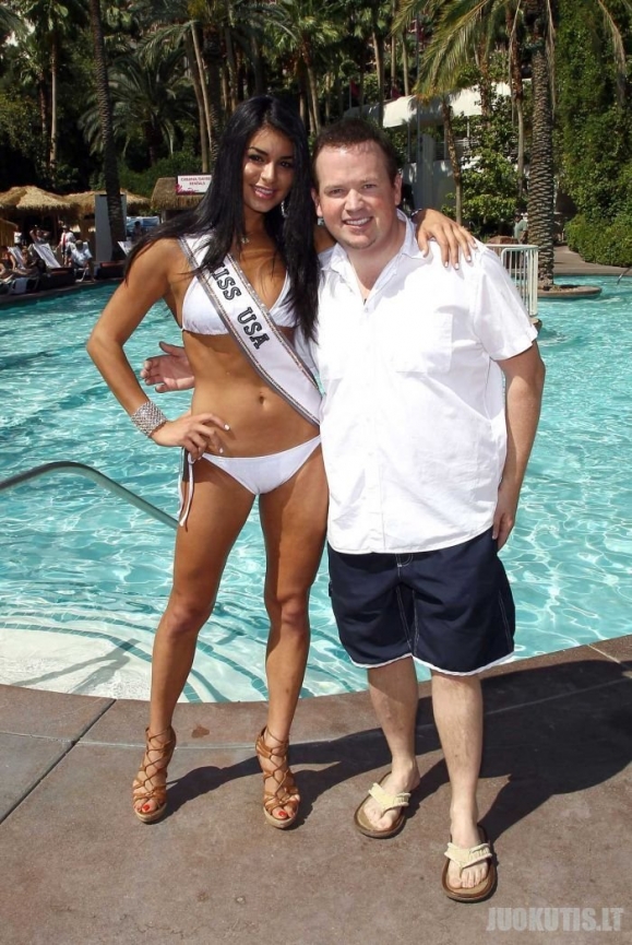 Miss JAV 2010 Rima Fakih, draugių su bikiniais aplinkoje
