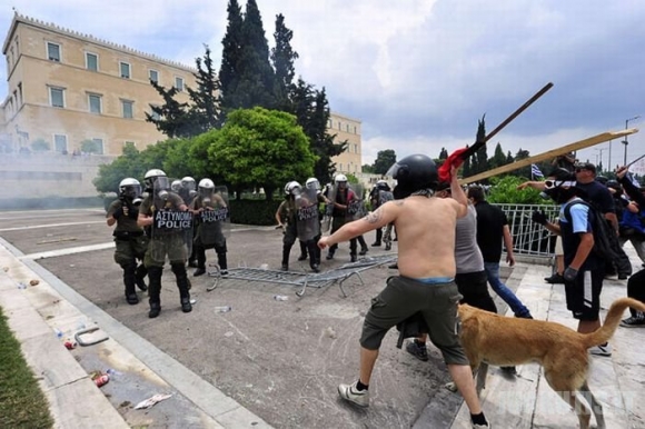 Anarchija Graikijoje: opoziciją įkvėpia šuo