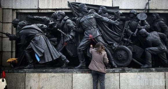 Bulgarijoje, išvaduotojų paminklas nudažytas komiksų herojais