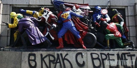 Bulgarijoje, išvaduotojų paminklas nudažytas komiksų herojais