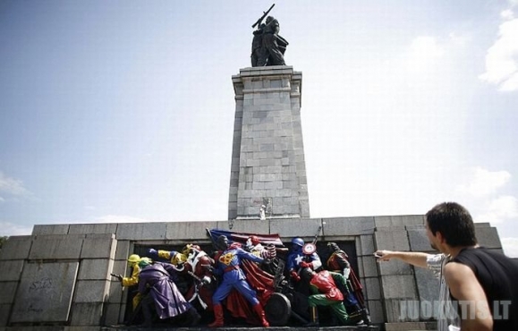 Bulgarijoje, išvaduotojų paminklas nudažytas komiksų herojais