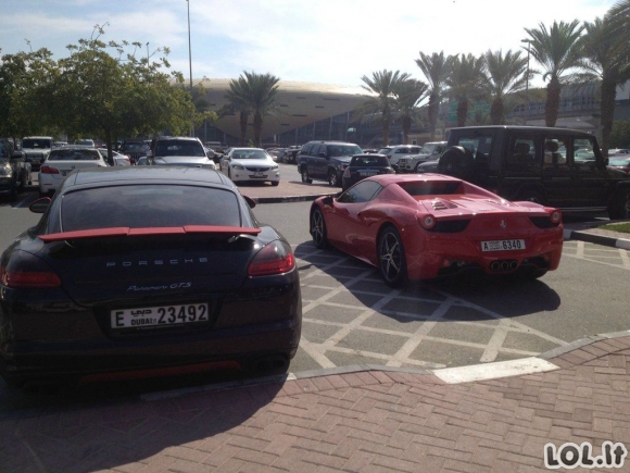 Įspūdingi Dubajaus studentų automobiliai