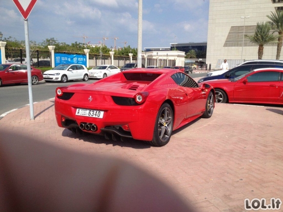 Įspūdingi Dubajaus studentų automobiliai