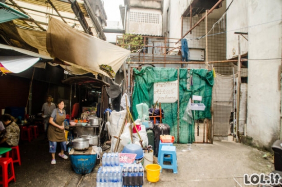 Sudegęs, tačiau gyvas, Bankoko prekybos centras