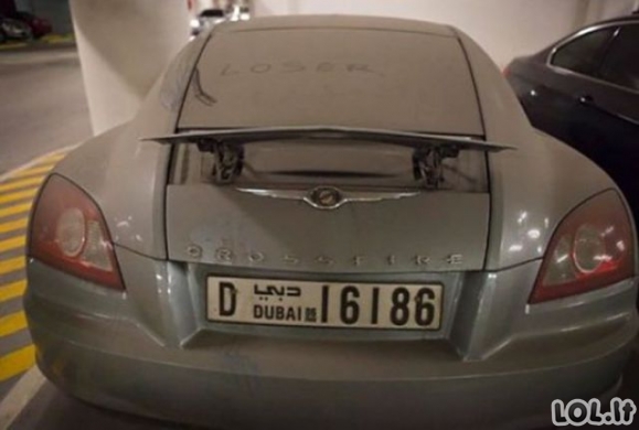 Šeimininkų pamiršti automobiliai Dubajuje