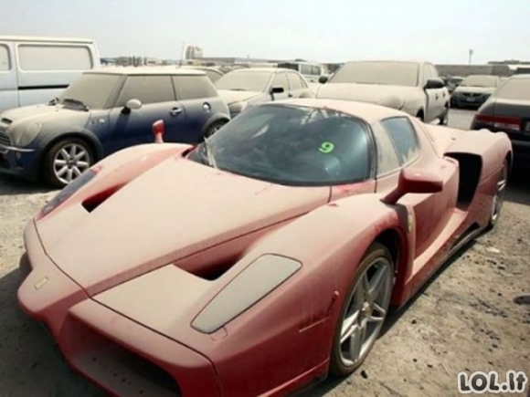 Šeimininkų pamiršti automobiliai Dubajuje