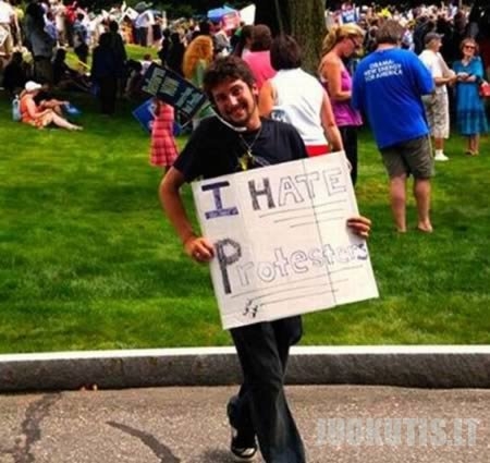 15 juokingiausių protesto ženklų