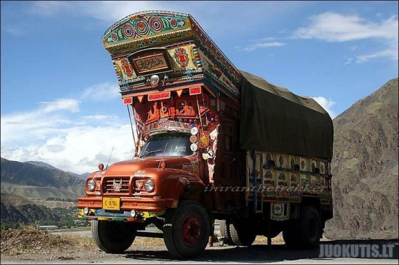Religiškai tinkami Pakistano autobusai