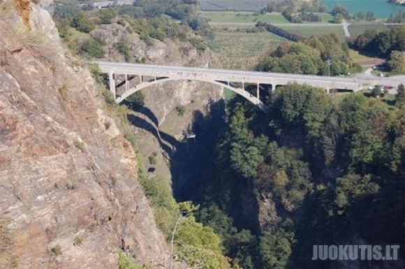 Sūkurinė vonia virš bedugnės