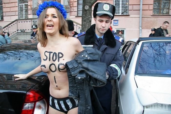 Ukrainos aktyvistės apsinuogino prie policijos nuovados