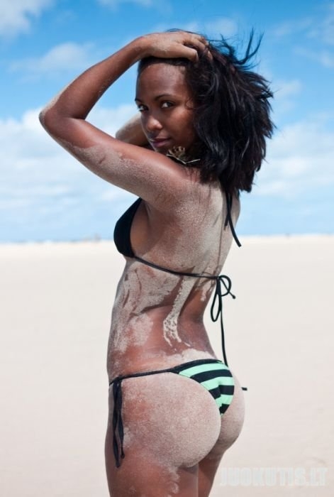 Merginos iš Brazilijos paplūdimių (34 nuotraukos)