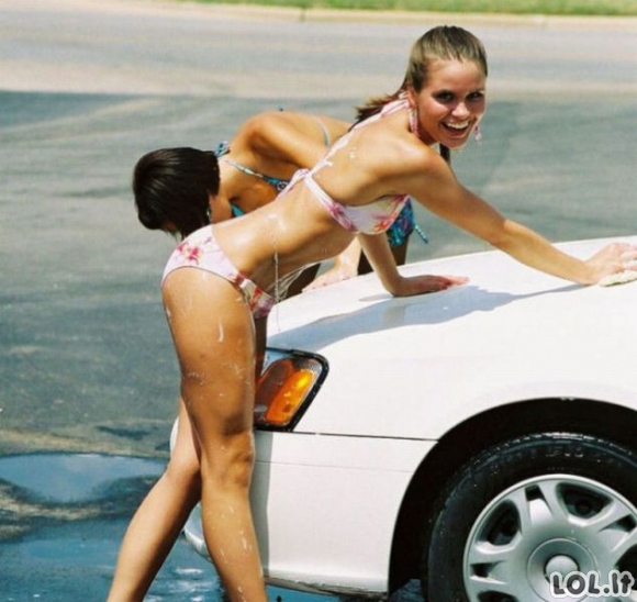 Merginos, kurios žino kaip plauti mašiną