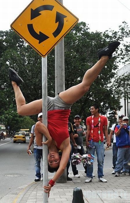 Merginų šokiai ant gatvių stulpų