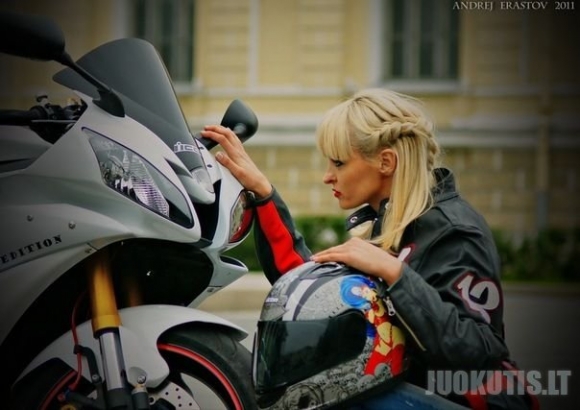 Karšta motociklininkė Ema