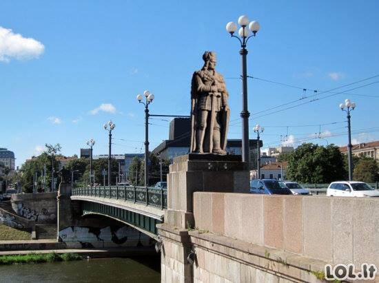 Kuo pakeisti žaliojo tilto statulas?