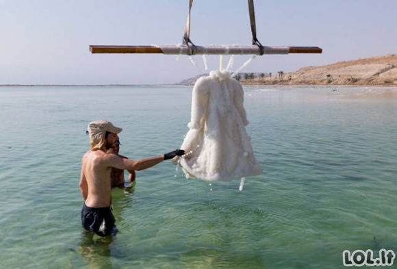 Kaip atrodo suknelė po 2 metų Negyvojoje jūroje