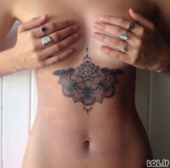 Tatuiruotės po moterų krūtinėmis