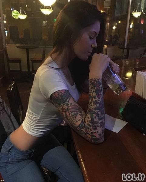 Karštos merginos su tatuiruotėmis