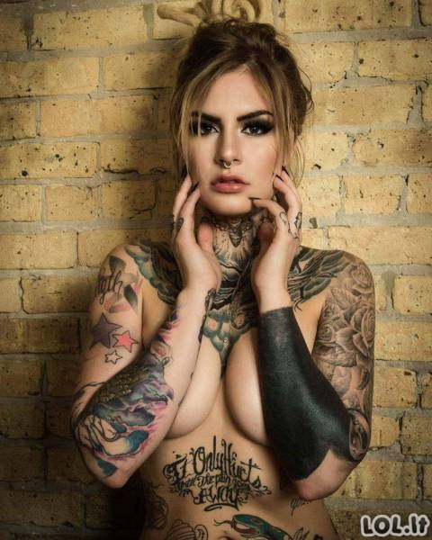 Karštos merginos su tatuiruotėmis