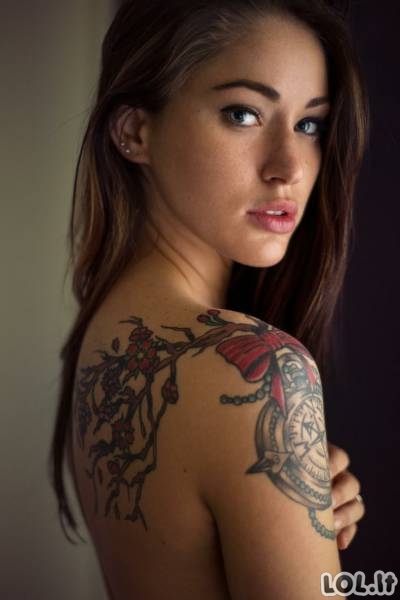 Karštos tatuiruotos merginos