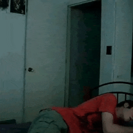 14 būdų pažadinti miegantį draugą [GIF galerija]