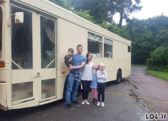 Šeima seną autobusą pavertė svajonių kemperiu