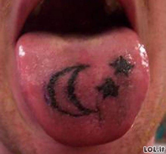 Nauja mada - liežuvio tatuiruotės