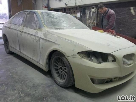 Latvių auksarankiai seną BMW pavertė balta gulbe