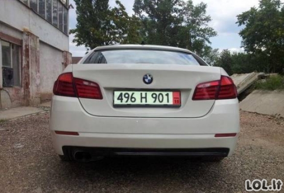Latvių auksarankiai seną BMW pavertė balta gulbe