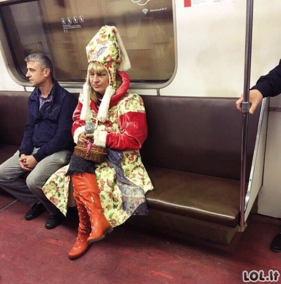 Labai keistai apsirengę žmonės viešajame transporte