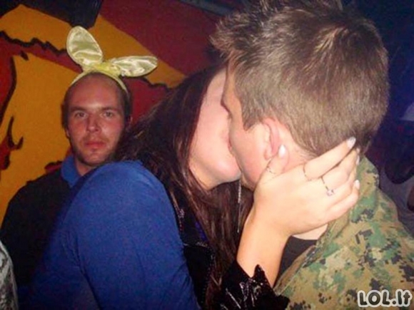 Žmonės fotobombina besibučiuojančias poras (16 foto)