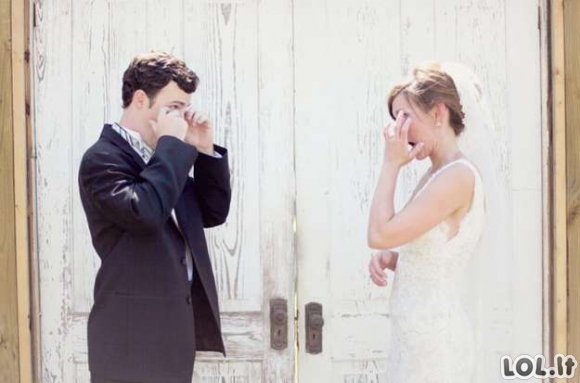 Neįkainojamos reakcijos, kai jaunieji pamato vienas kitą pirmą kartą per vestuvių dieną (20 nuotraukų)