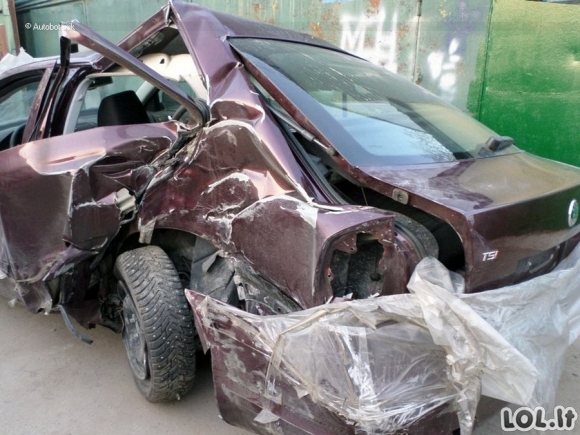 Visiškai sumaitotą Škodą automobilių meistrai prikėlė naujam gyvenimui [GALERIJA]