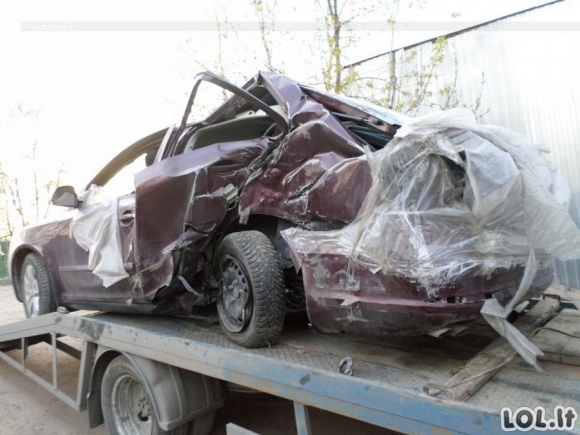 Visiškai sumaitotą Škodą automobilių meistrai prikėlė naujam gyvenimui [GALERIJA]