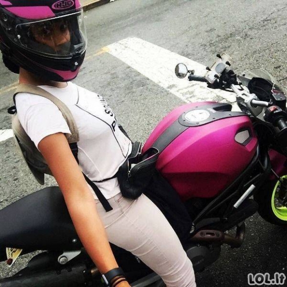 Merginos ir motociklai - ekstremalus derinys 