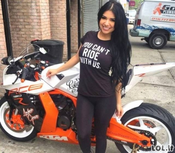 Merginos, kurios atrodo tiesiog nepriekaištingai ant šių motociklų