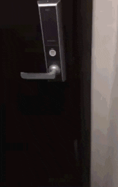 Kaip atidaryti duris, kurių rankena nulenkiama tik iš vienos pusės