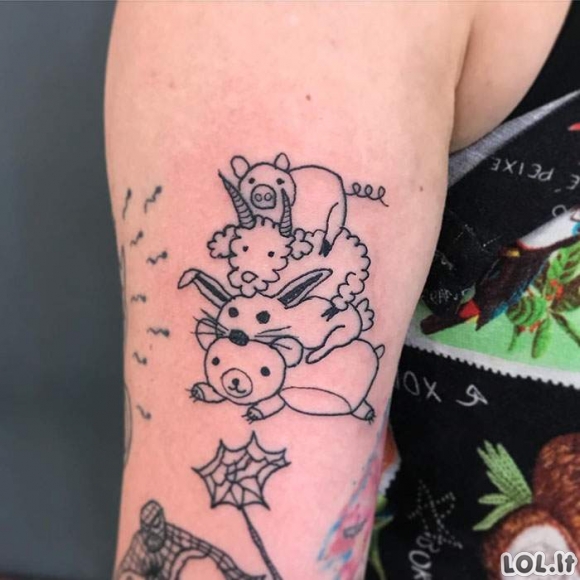 Visi renkasi šią tattoo meistrę, nes ji nemoka piešti. Ar jūs pasidarytumėte tatuiruotę pas ją?