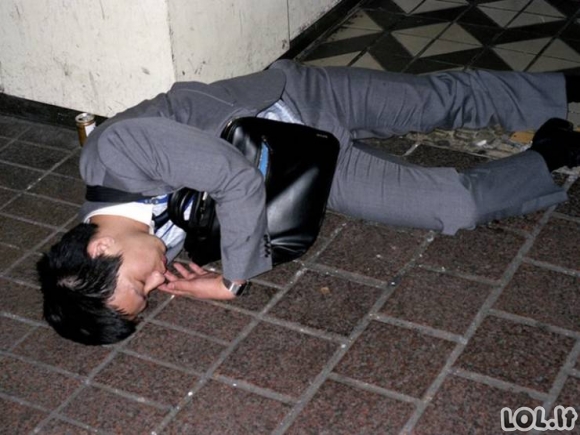 Japonijos biznieriai miega kur papuola [GALERIJA]