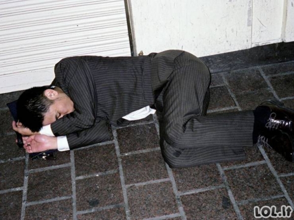 Japonijos biznieriai miega kur papuola [GALERIJA]