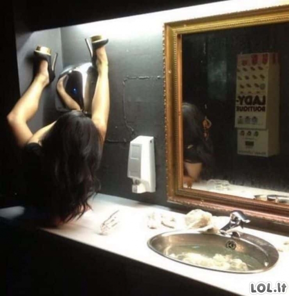 Baisios merginų fotosesijos tualetuose [GALERIJA]