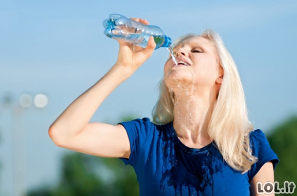 Ar kada nors atkreipėte dėmesį, kaip moterys geria vandenį iš buteliuko? [GALERIJA]