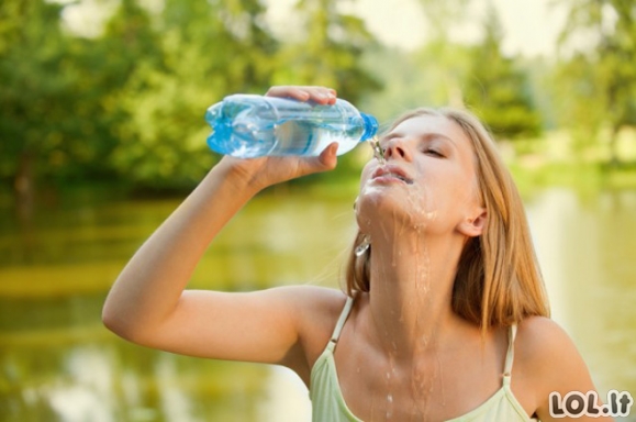 Ar kada nors atkreipėte dėmesį, kaip moterys geria vandenį iš buteliuko? [GALERIJA]