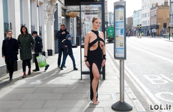 Kim Kardashian persišviečiančios suknelės testas gatvėje [GALERIJA]