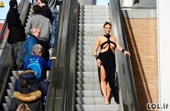 Kim Kardashian persišviečiančios suknelės testas gatvėje [GALERIJA]