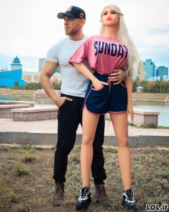 Kazachstanietis kultūristas nerado sau tinkamos merginos, tad nusprendė susituokti su sekso lėle 