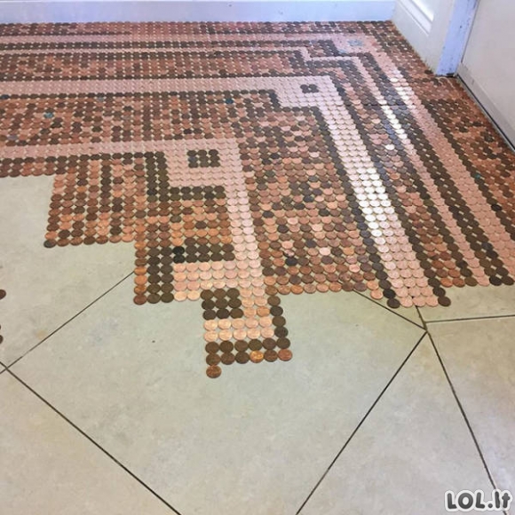 Moteris panaudojo 7500 monetų mozaikinėms grindims sukurti