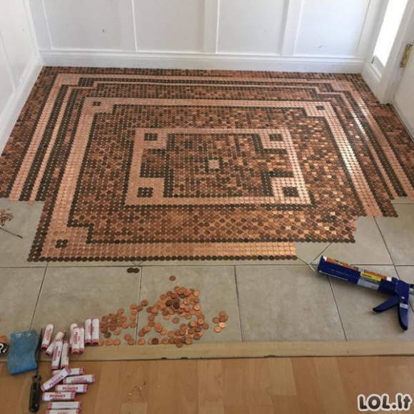 Moteris panaudojo 7500 monetų mozaikinėms grindims sukurti