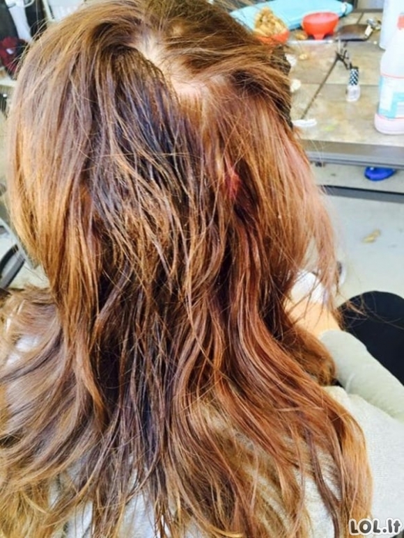 Žiaurus ir nevykęs pokštas: klasės draugai užpylė klijų ant merginos plaukų