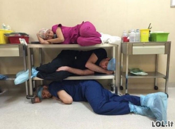 Nuotraukos, kuriose užfiksuoti gydytojai, neatlaikę krūvio ir užmigę darbo vietose